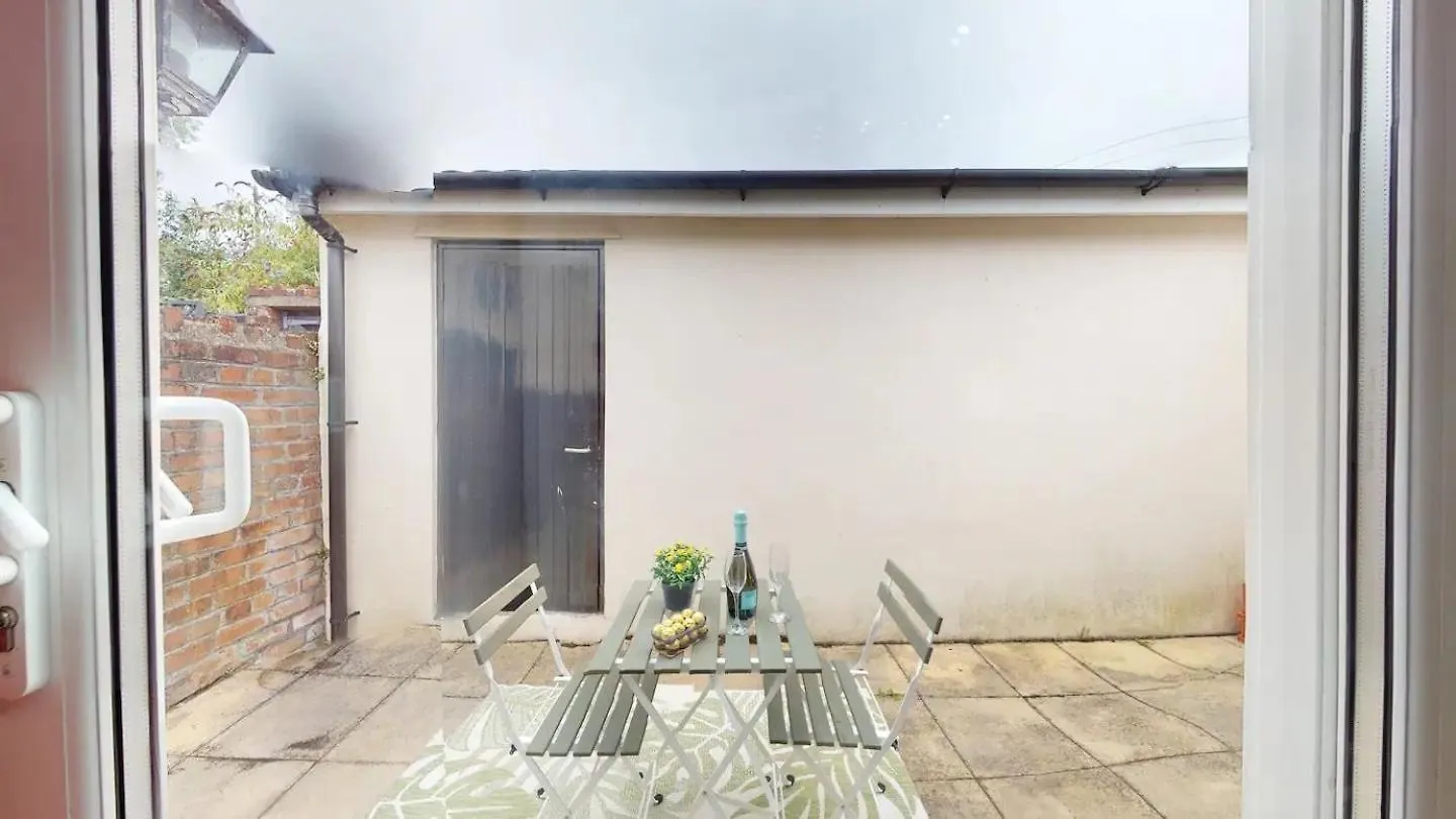 Cosy Cardiff Apartment And Patio